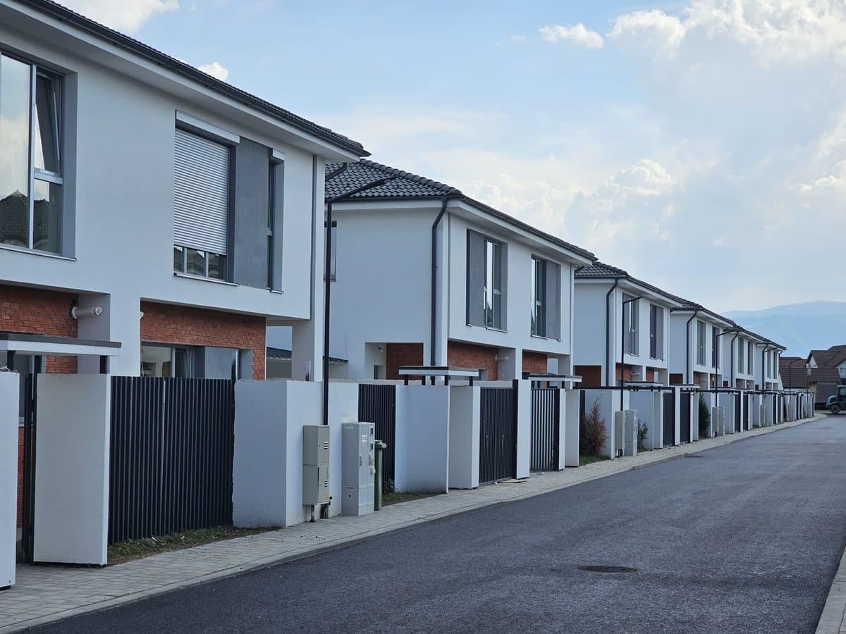 Ansamblu rezidențial finalizat — exterior