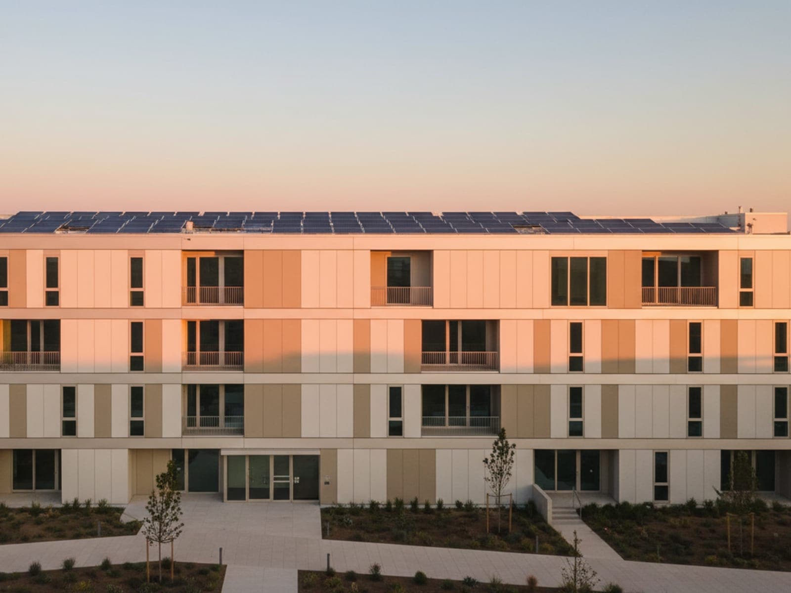 Panouri fotovoltaice integrate elegant pe o clădire rezidențială modernă